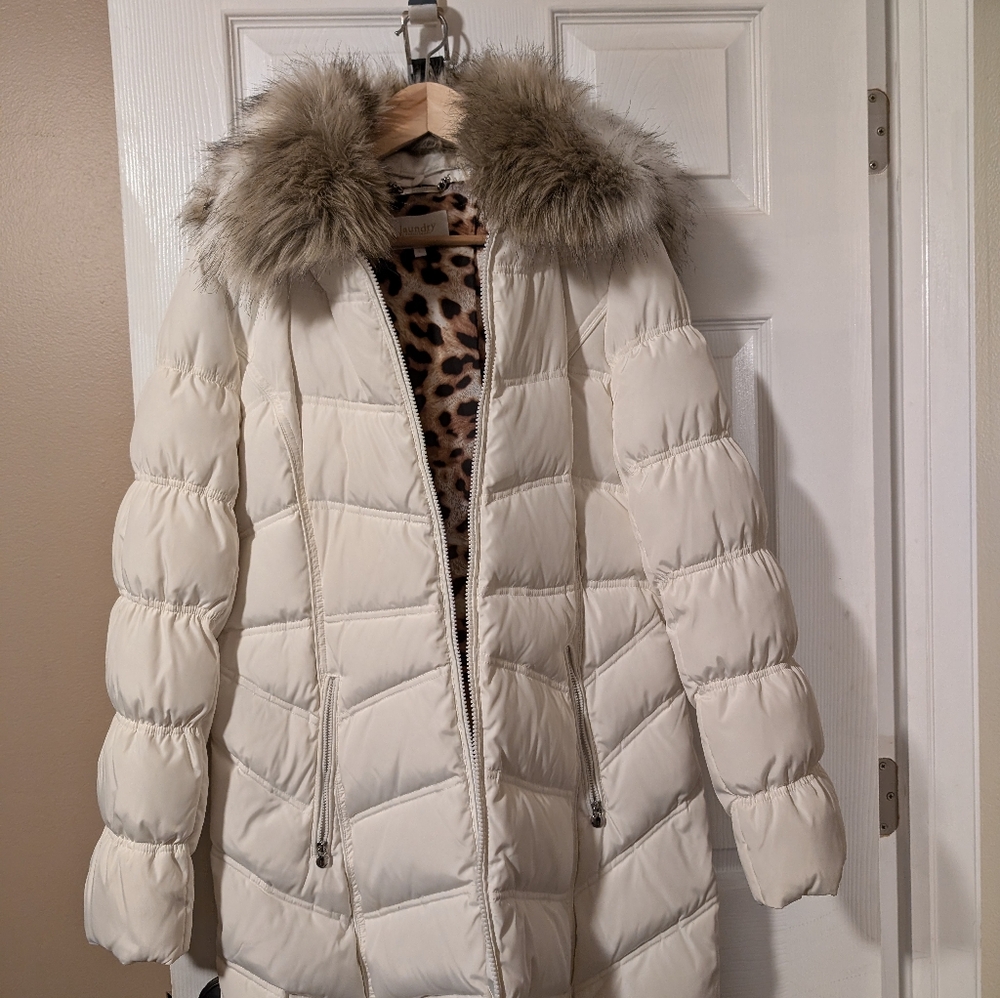 Laundry puffer coat size L, white with fur collar and hood. Like new.